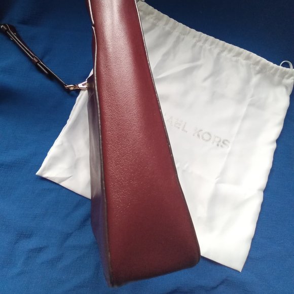Michael Kors Leather Crossbody Bag, color Burgundy - Picture 8 of 9